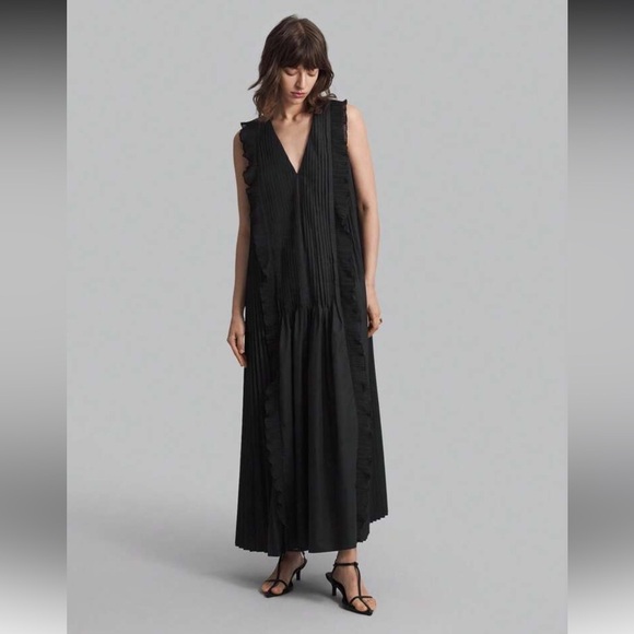 Elegant Black Pleated Dress - Picture 1 of 8